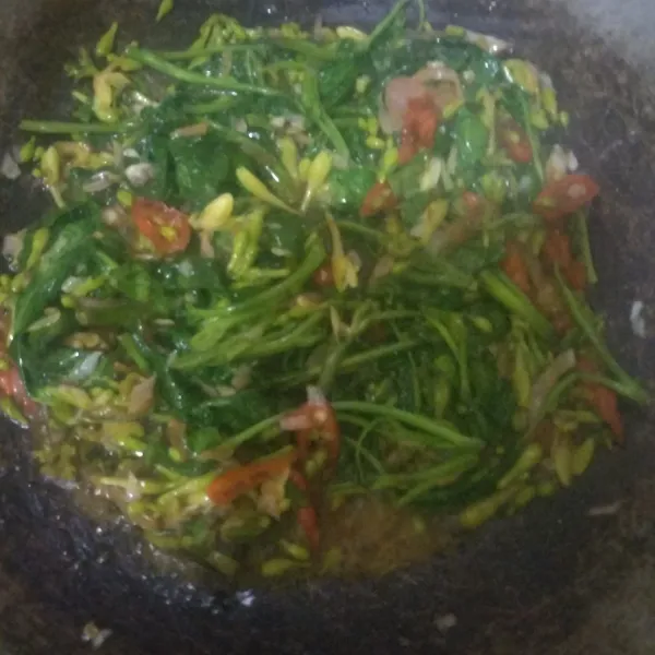 Kemudian masukkan kangkung, masak, dan aduk cukup sampai kangkung layu.