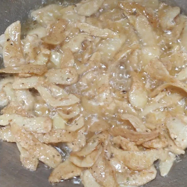 Panaskan minyak lalu goreng keripik kulit kentang hingga garing