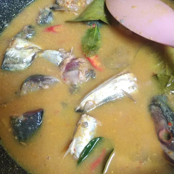 Tambahkan air secukupnya. Tambahkan garam, gula, air asam jawa dan kaldu bubuk. Masak sampai bumbu meresap.