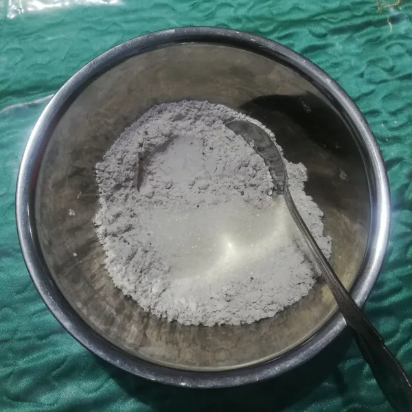 Tambahkan gula pasir.