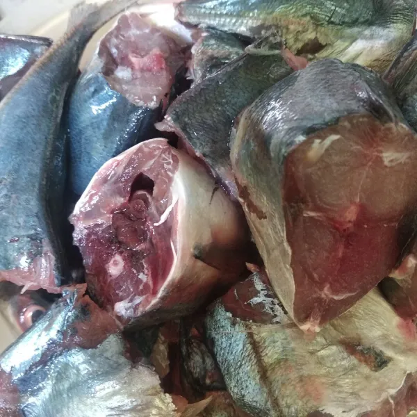 Cuci bersih ikan lumuri air jeruk nipis. Diamkan 15 menit kemudian cuci lagi.