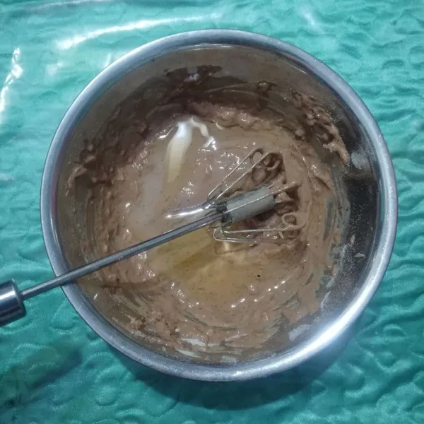 Masukkan minyak goreng.