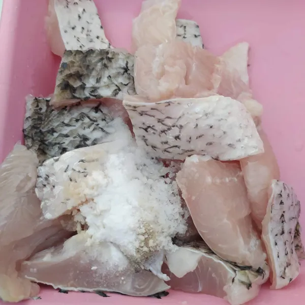 Cuci bersih ikan gurame fillet, kemudian potong sesuai selera. Lalu marinasi dengan bumbu marinasi minimal 15 menit.