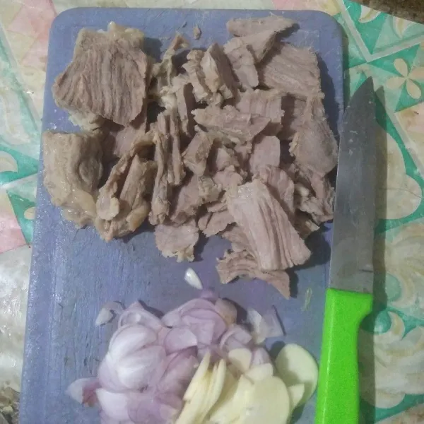 Setelah daging empuk, ambil dati wajan dan potong tipis-tipis.