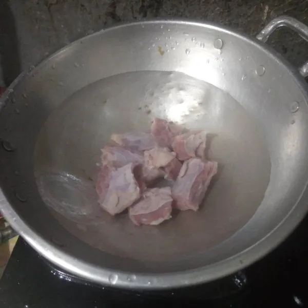 Rebus daging selama 5 menit. Buang airnya. Lalu didihkan 1,5 liter air. Masukkan daging sapi. Rebus dengan api kecil hingga daging sapi empuk dan mengeluarkan kaldu.