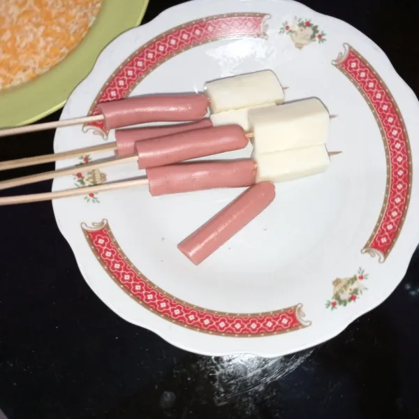 Sembari menunggu adonan, tusuk sosis dan mozzarella dengan tusukan sate