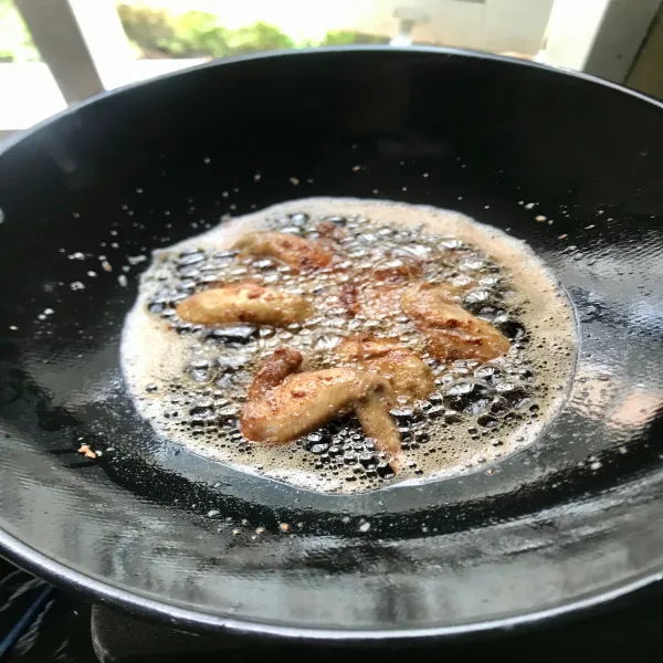 Marinasi ayam di kulkas semalaman agar lebih enak.