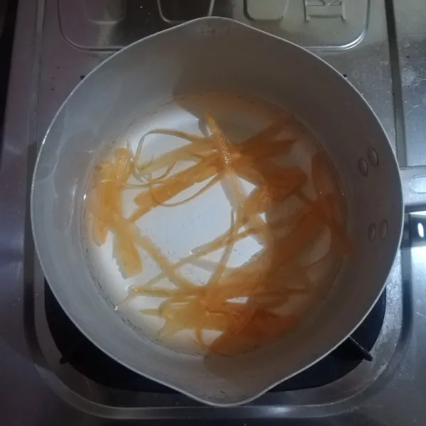 Rebus kulit wortel selama 5 menit.