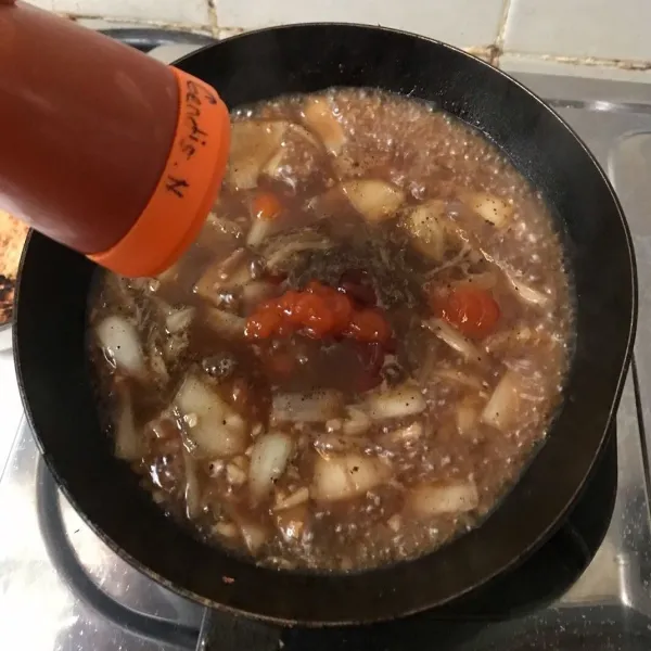 Masukkan saus tiram, kecap inggris, lada, saos sambal dan tomat serta bumbu lainnya, beri air, aduk rata dan cek rasa.