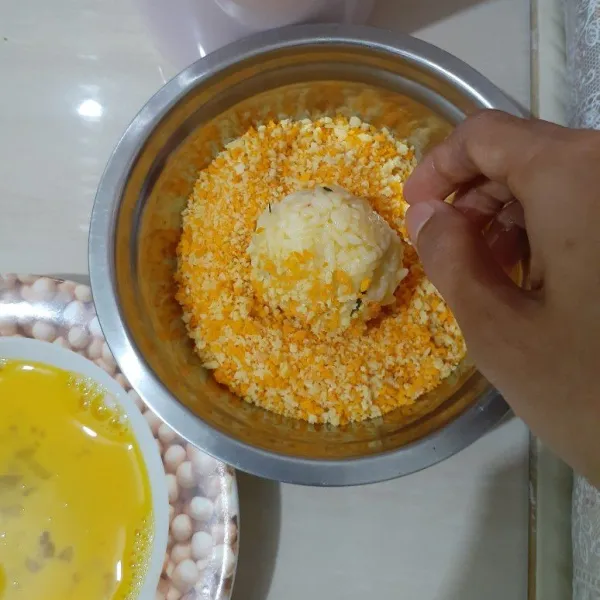 Celupkan ke telur dan tepung panir.