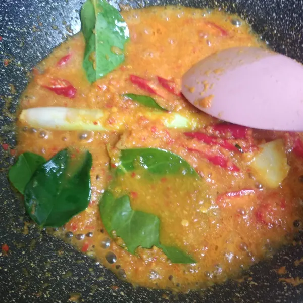 Tumis bumbu halus hingga harum, masukkan daun salam, daun jeruk, sereh, lengkuas dan cabai iris, aduk rata.