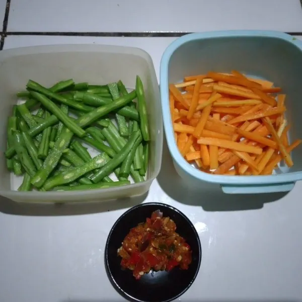 Potong wortel dan buncis (sesuai selera). Uleg kasar semua bahan bumbu. Cuci bersih sayuran, tiriskan.