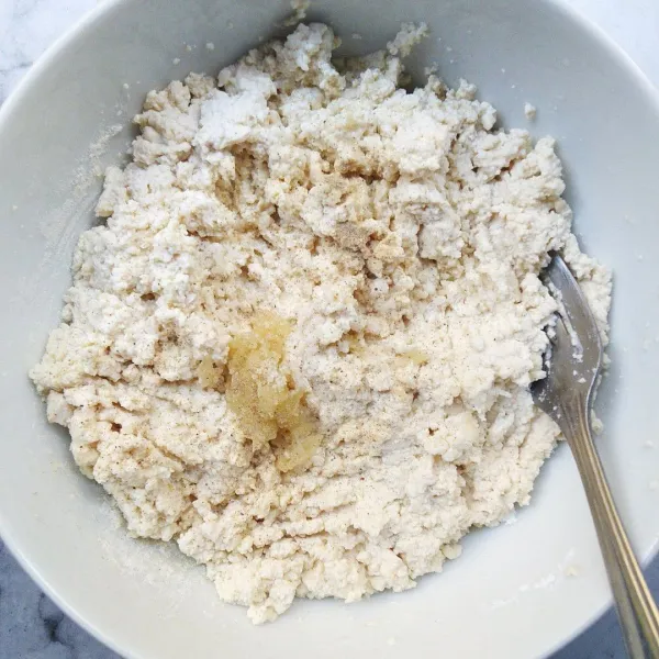 Ulek bawang putih, masukkan juga ke mangkuk. Beri garam dan lada bubuk secukupnya. Icip rasa.
