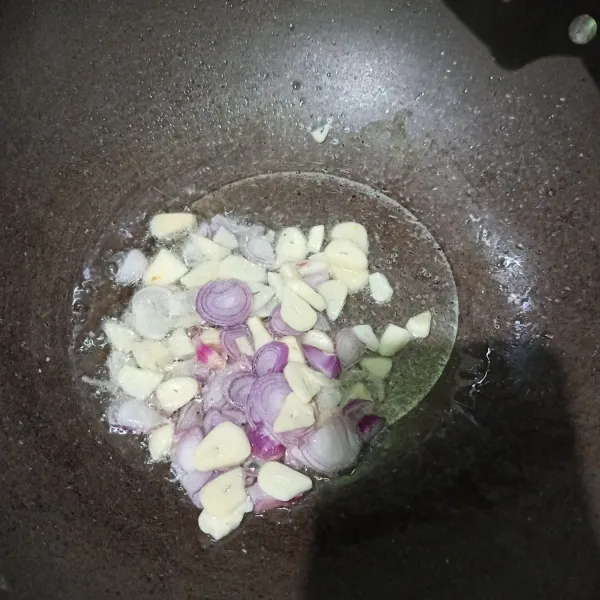 Siapkan wajan lalu beri minyak goreng sedikit tunggu panas minyak lalu masukkan irisan bawang. Oseng sampai tercium harum