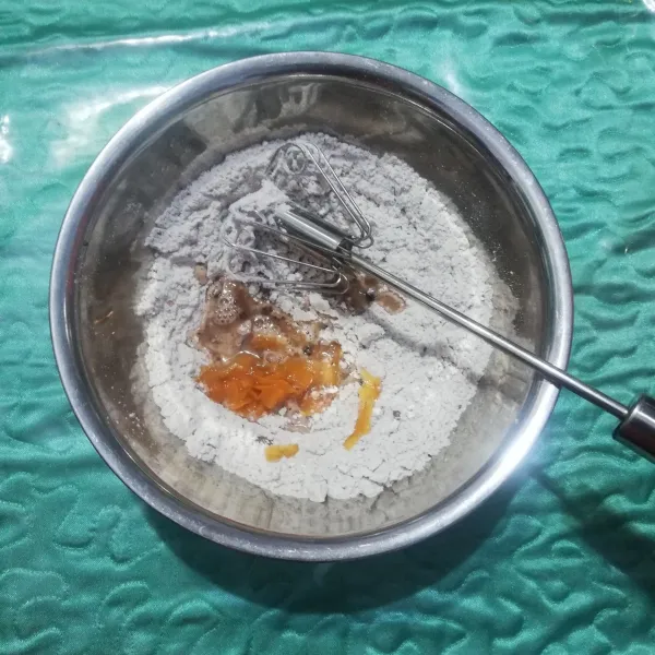 Masukkan kulit wortel dan air.