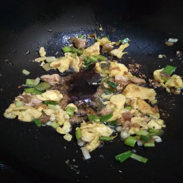 Panaskan sedikit minyak goreng, tumis bumbu halus dan irisan daun bawang sampai harum. Masukkan potongan ayam, orak-arik telur. Lalu masukkan saus tiram. Aduk rata.