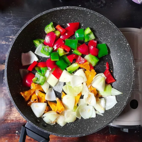 Tumis bawang putih, bawang bombay, paprika dan nanas sampai harum.