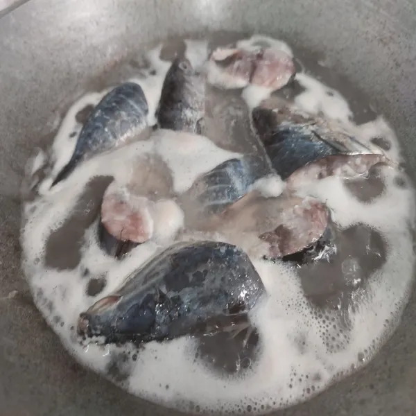 Rebus ikan tongkol bersama dengan air, garam, dan  perasan 1 buah jeruk nipis. Rebus 10 menit. Kemudian matikan api. Biarkan dingin.