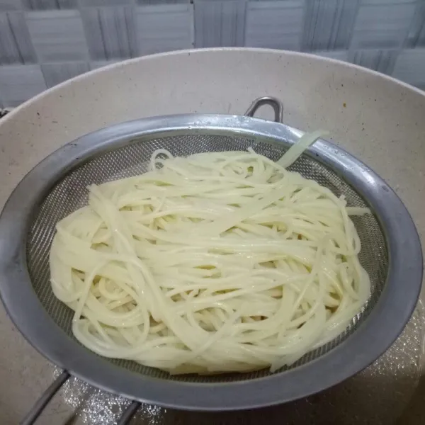 Masak spagethy hingga aldente. Jangan lupa ketika merebus, airnya dicampur sedikit minyak agar tidak lengket.