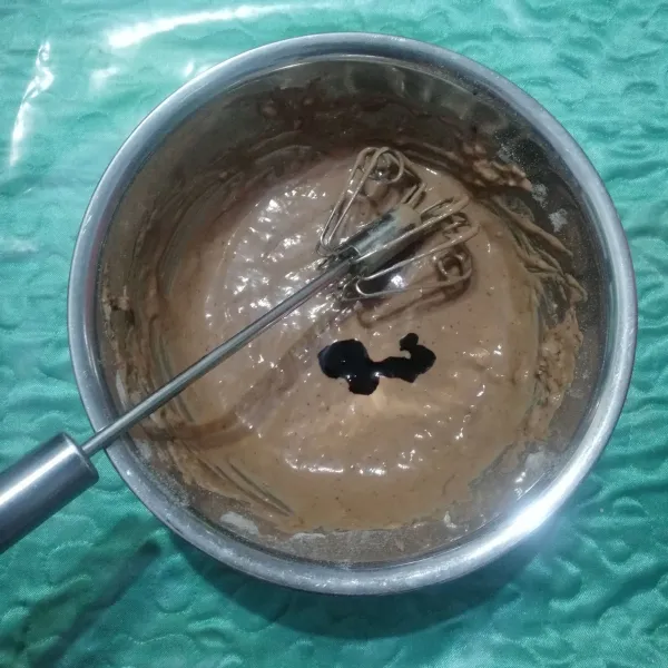 Masukkan pasta red velvet.