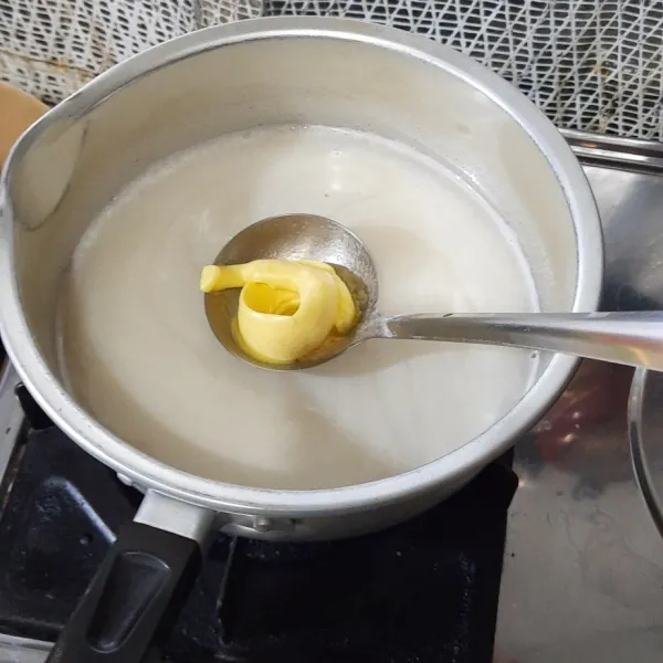 Masak bahan A hingga mendidih lalu tambahkan butter