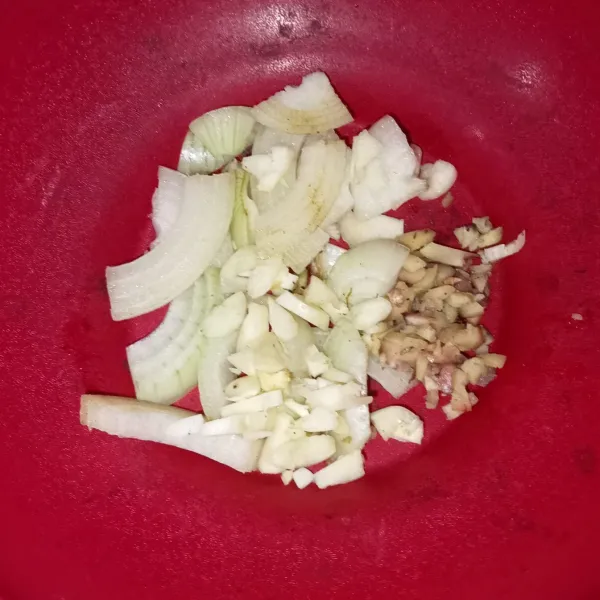 Potong-potong bawang bombai, cincang bawang putih dan jahe.