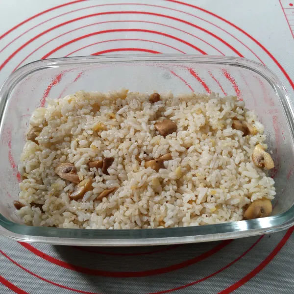 Tuang nasi ke dalam pinggan tahan panas, ratakan.