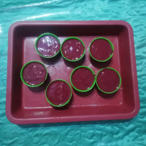 Tuang ke dalam cetakan yang telah dioles margarin. Kukus selama 20 menit hingga matang.