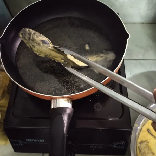 PAnaskan kompor dan goreng ikan lele.