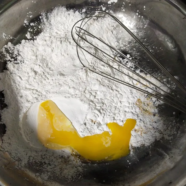 Kemudian masukkan ketumbar, kunyit, garam dan penyedap rasa. Masukkan kuning telur, aduk rata.
