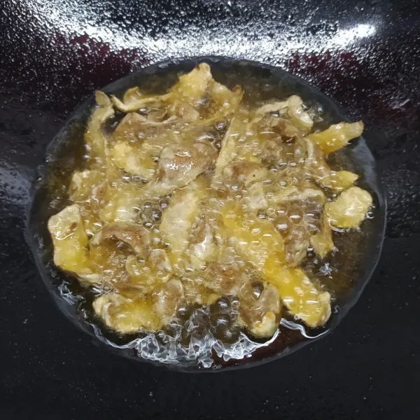 Panaskan minyak goreng, goreng kulit kentang berbalur tepung sampai matang dan kering. Angkat dan sajikan.