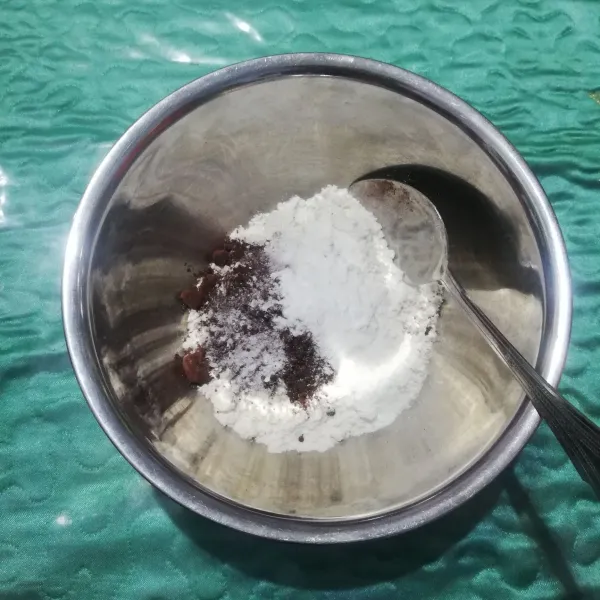 Masukkan tepung terigu, coklat bubuk, baking powder, soda kue, dan garam.