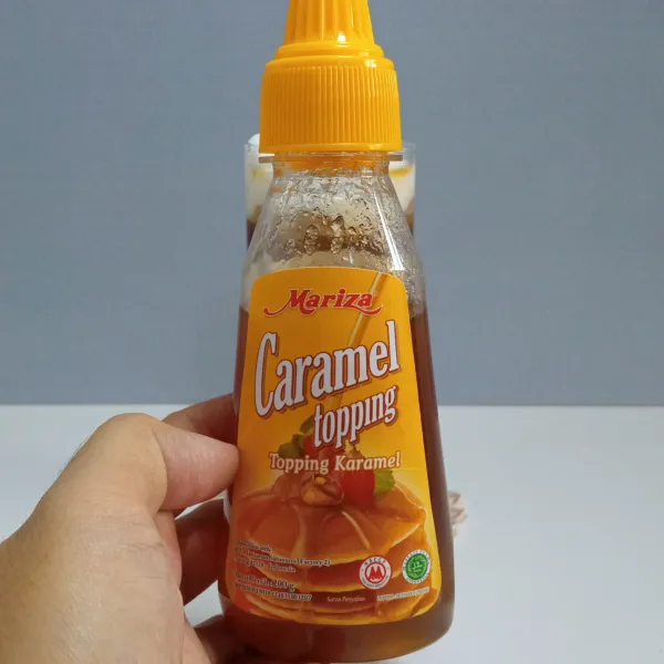 Tuang caramel sauce.