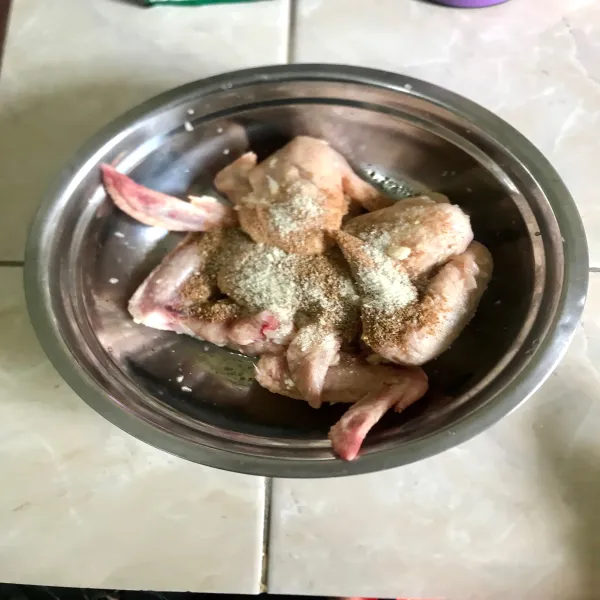 Masukkan kaldu bubuk, merica, kecap asin, ketumbar bubuk dan gula pasir. Aduk hingga rata.