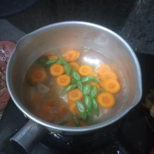 Masukkan buncis dan makaroni, rebus hingga makaroni mengembang dan wortel empuk.
