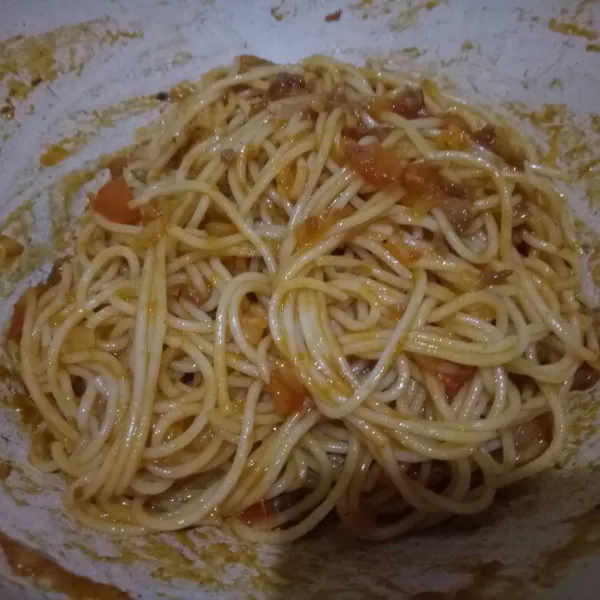 Campur spagetti ke dalam saus dan aduk merata. Sajikan. Akan lebih nikmat dikasih topping parutan keju.