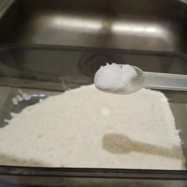Sembari itu, siapkan tepung terigu dan garam, campur dengan sempurna.