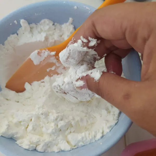 Balur dengan campuran tepung maizena dan bawang putih bubuk, sambil sedikit dicubit-cubit. Ulangi proses ini 2x supaya menghasilkan tepung agak tebal.