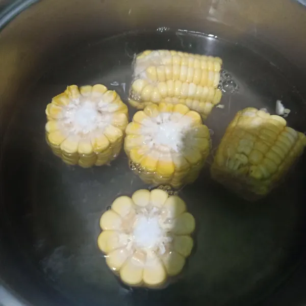Panci berisikan air lalu rebus sampai mendidih. Lalu masukkan jagung rebus sampai matang lalu angkat jika sudah matang