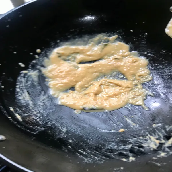 Tuang larutan telur asin lalu masukkan gula dan kaldu bubuk lalu aduk hingga rata.