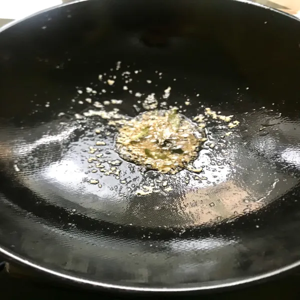Panaskan margarin lalu tumis bawang putih cincang dan daun kari hingga harum.