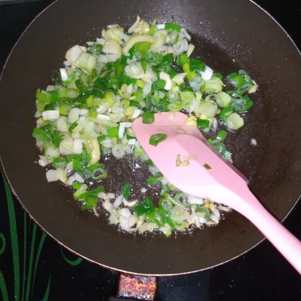 Tumis bombay dan bawang pre hingga harum.