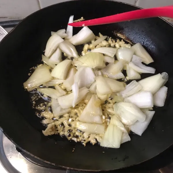 Geprek dan cincang bawang putih, iris bawang bombay lalu tumis dengan margarin hingga wangi