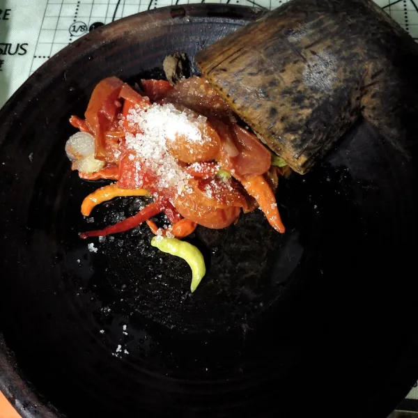 Sebelum lele disajikan, kita membuat sambal terasi : haluskan semua bahan sebelumnya yang sudah digoreng dan haluskan. Siap disajikan dengan lele kremesnya.