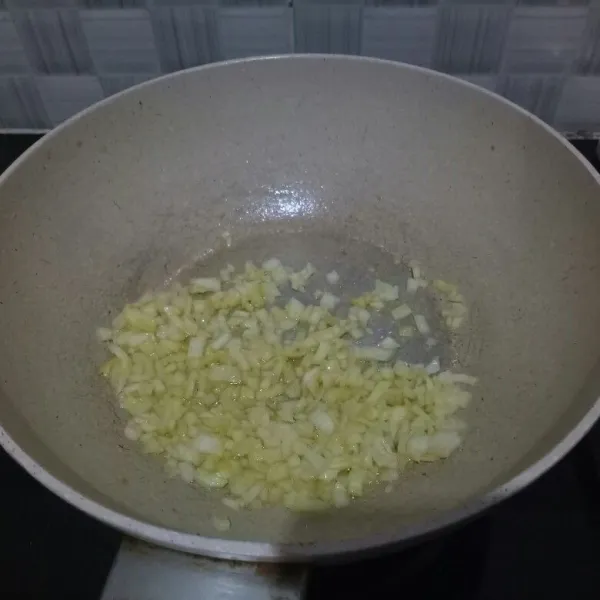 Tumis bawang putih dan bombay sampai harum dan matang.