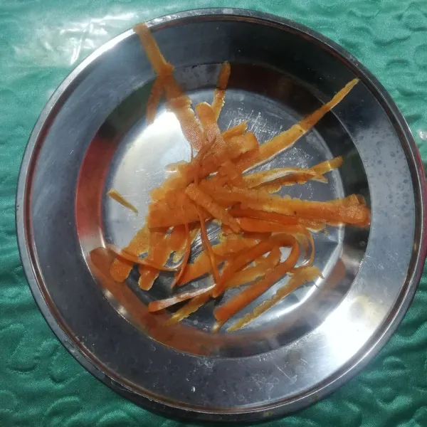Siapkan kulit wortel yang telah dicuci bersih.