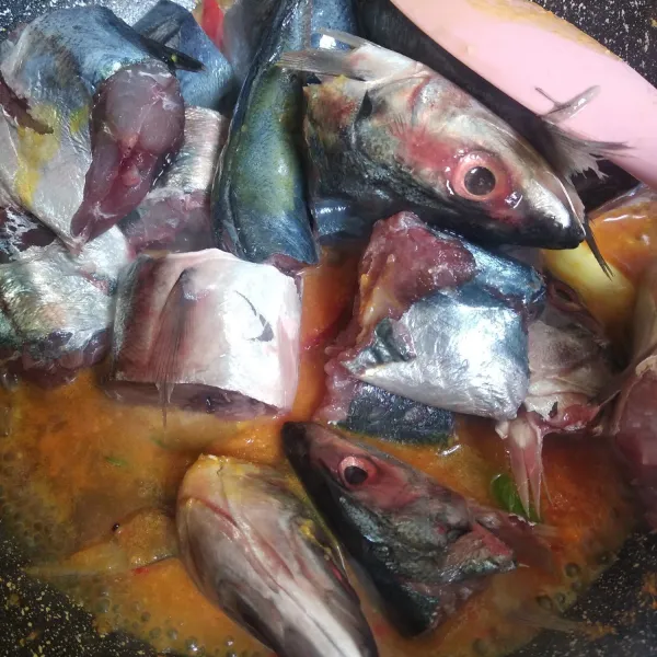 Masukkan ikan, aduk rata.