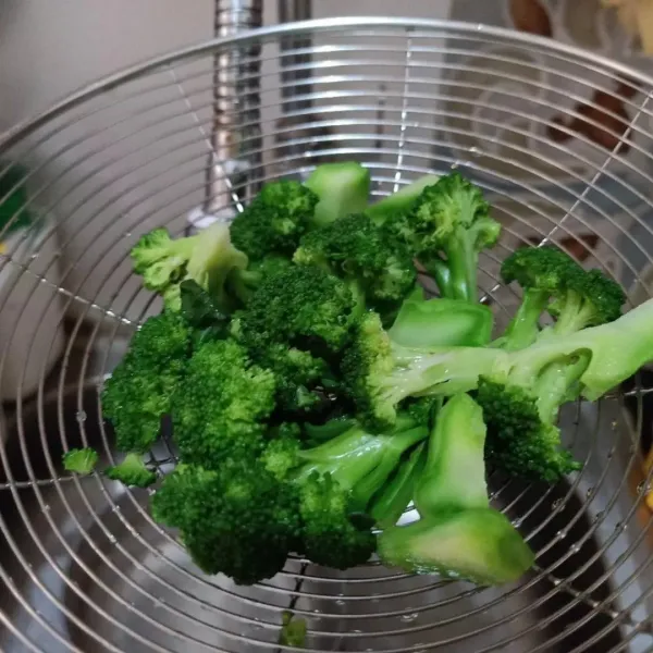 Cuci bersih brokoli, lalu rendam dengan air garam 15 menit. Cuci bersih kembali. Didihkan air, rebus brokoli 1-2 menit, angkat, lalu tiriskan.