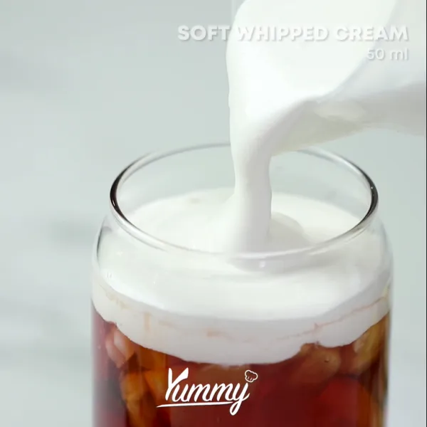 Tuang teh ke dalam gelas dan tambahkan soft whipped cream diatasnya.