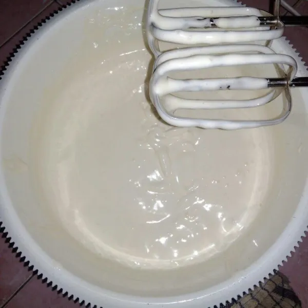 Panaskan kukusan, alasi tutup dengan kain bersih, oles loyang dengan margarin. Mixer bahan A dengan kecepatan tinggi sampai mengembang, putih dan berjejak.